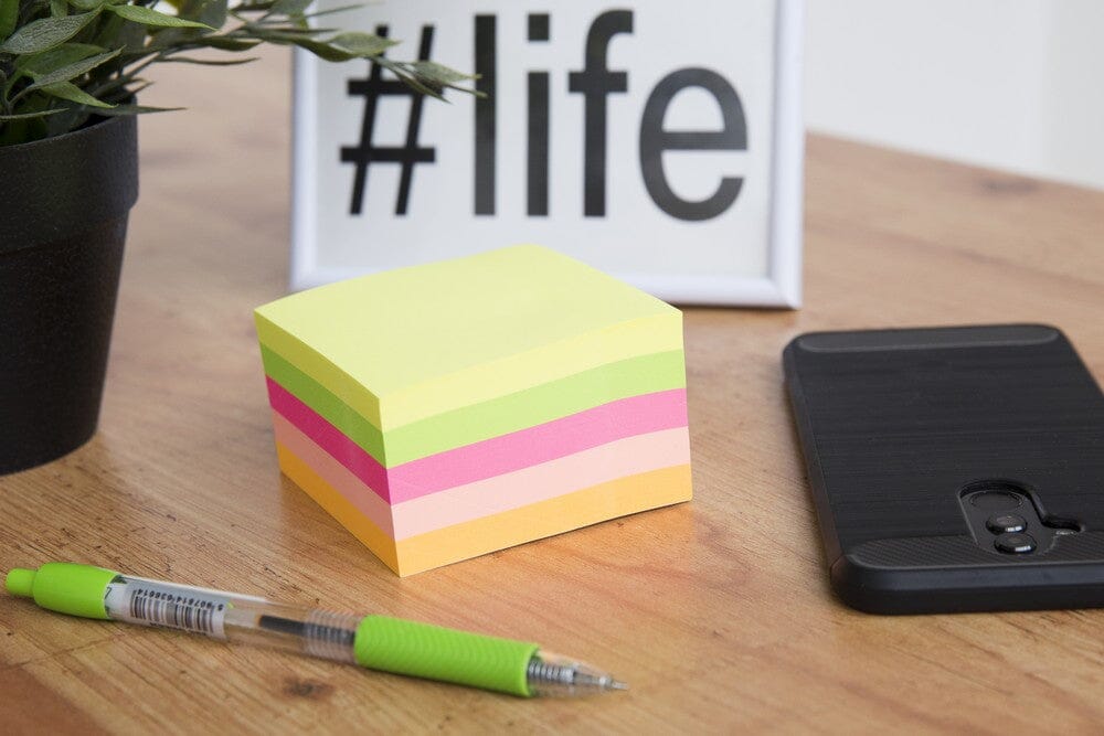 Notes blok 76x76mm - med 400 sider i 5 neonfarver